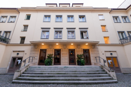Entrance to the cinema in the courtyard |  Photo: Czech Film Commission
